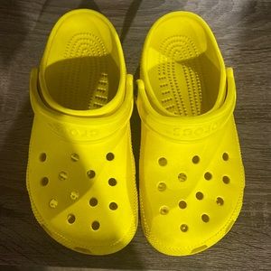 Yellow crocs women 7 men 5